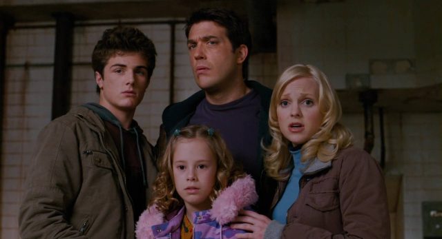 Scary Movie 4. 6 Image scary movie 4 disney dimension