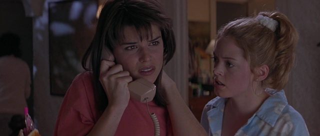 Scream. 7 Neve Campbell Courteney Cox et David Arquette dans Scream 1996