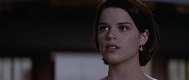 Scream 2. 10 Neve Campbell Courteney Cox et David Arquette dans Scream 2 1998