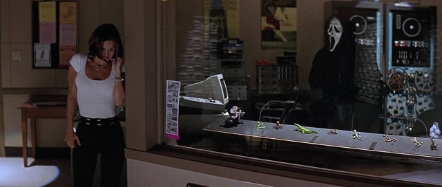 Scream 2. 8 Neve Campbell Courteney Cox et David Arquette dans Scream 2 1998