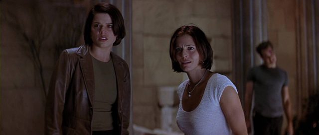 Scream 2. 5 Neve Campbell Courteney Cox et David Arquette dans Scream 2 1998