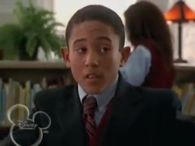 Un chien envahissant - Photos et affiches. 1 Image chien envahissant hounded disney channel
