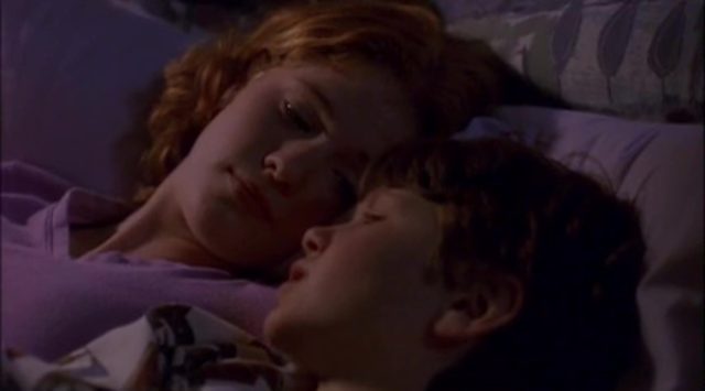Image regarde pas sous lit look under bed disney channel