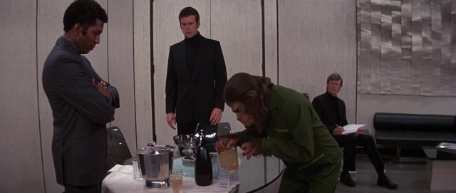 La conquête de la planète des singes. 6 Roddy McDowall et Hari Rhodes dans La conquête de la planète des singes Conquest of the Planet of the Apes 1972
