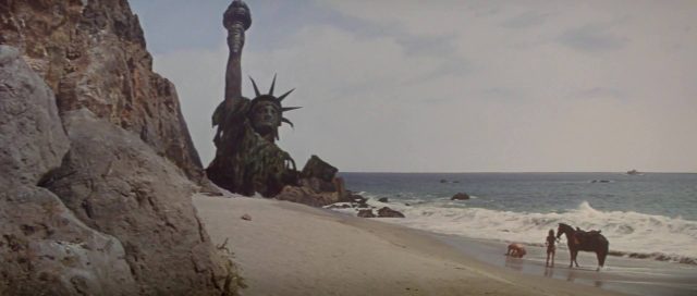 La planète des singes. 3 Charlton Heston et Kim Hunter dans La planète des singes Planet of the Apes 1968
