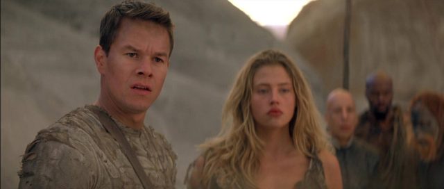 La planète des singes (2001) - Photos et affiches. 19 Mark Wahlberg Tim Roth et Helena Bonham Carter dans La planète des singes Planet of the apes 2001