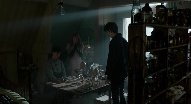 Eva Green et Asa Butterfield dans Miss Peregrine et les enfants particuliers 2016