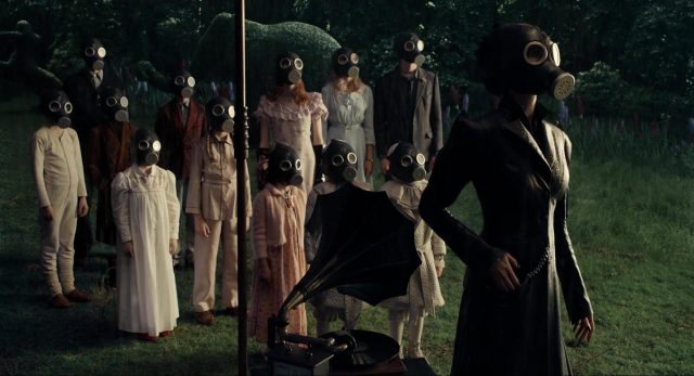 Eva Green et Asa Butterfield dans Miss Peregrine et les enfants particuliers 2016