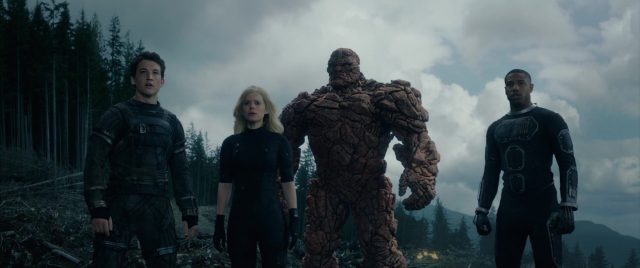 Les Fant4stiques. 3 Miles Teller Michael B. Jordan et Kate Mara dans Les Fant4stiques Fantastic Four 2015