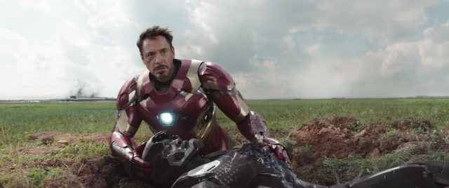 Captain America : Civil War. 11 Chris Evans et Robert Downey Jr. dans Captain America : Civil War 2016