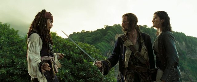Pirates des Caraïbes : le secret du coffre maudit - Photos et affiches. 27 Johnny Depp Orlando Bloom et Keira Knightley dans Pirates des Caraïbes : le secret du coffre maudit 2006