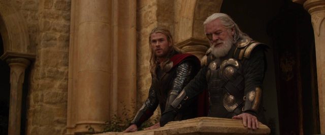 Thor : le monde des ténèbres. 8 Chris Hemsworth Natalie Portman et Tom Hiddleston dans Thor : le monde des ténèbres Dark World 2013
