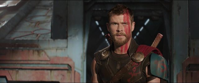 Thor : Ragnarok. 3 Chris Hemsworth et Tom Hiddleston dans Thor : Ragnarok 2017