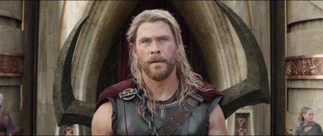 Thor : Ragnarok. 9 Chris Hemsworth et Tom Hiddleston dans Thor : Ragnarok 2017