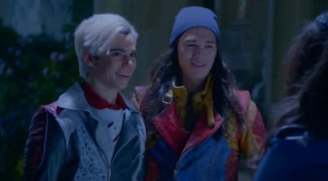 Descendants 2. 5 Dove Cameron et Sofia Carson dans Descendants 2 2017