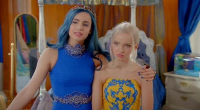 Descendants 2. 9 Dove Cameron et Sofia Carson dans Descendants 2 2017