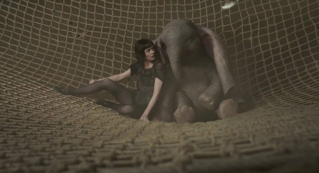 Colin Farrell et Danny Devito dans Dumbo 2019