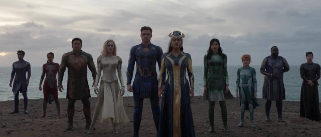 Les Éternels. 3 Gemma Chan Richard Madden et Angelina Jolie dans Les Éternels 2021