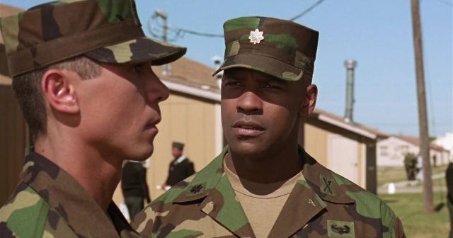 À l'épreuve du feu. 20 Denzel Washington et Meg Ryan dans À l’épreuve du feu Courage Under Fire 1996