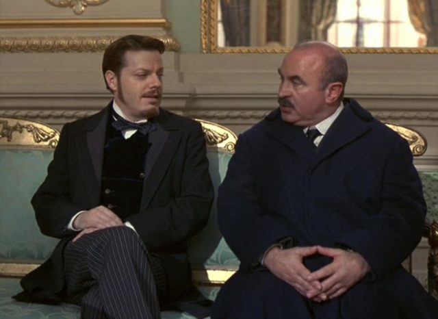 Patricia Arquette et Bob Hoskins dans L'agent secret 1996