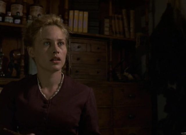 Patricia Arquette et Bob Hoskins dans L'agent secret 1996