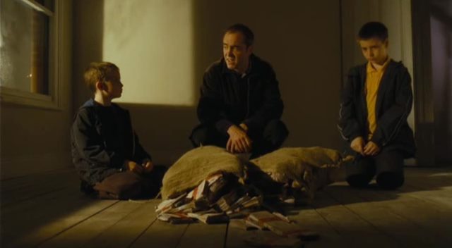 Millions. 2 Alexander Nathan Etel et Lewis Owen McGibbon dans Millions 2005