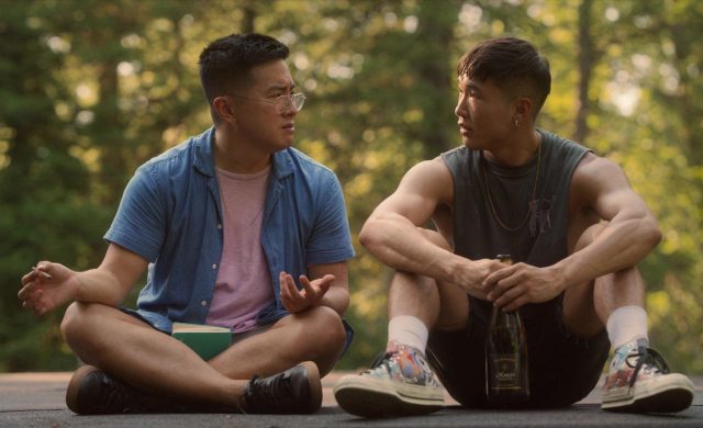 Fire Island. 2 Joel Kim Booster et Bowen Yang dans Fire Island 2022