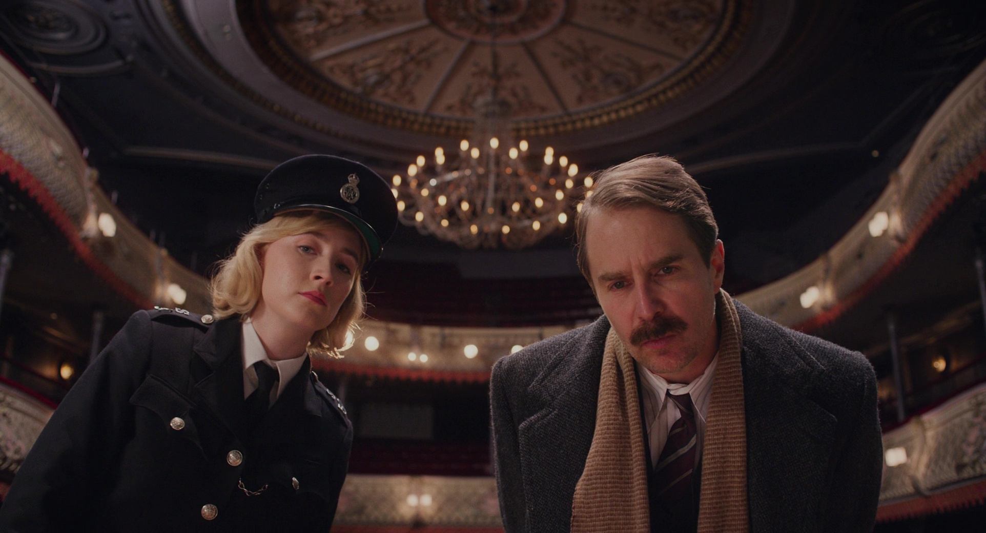 Sam Rockwell et Saoirse Ronan dans Coup de théâtre See how they run 2022
