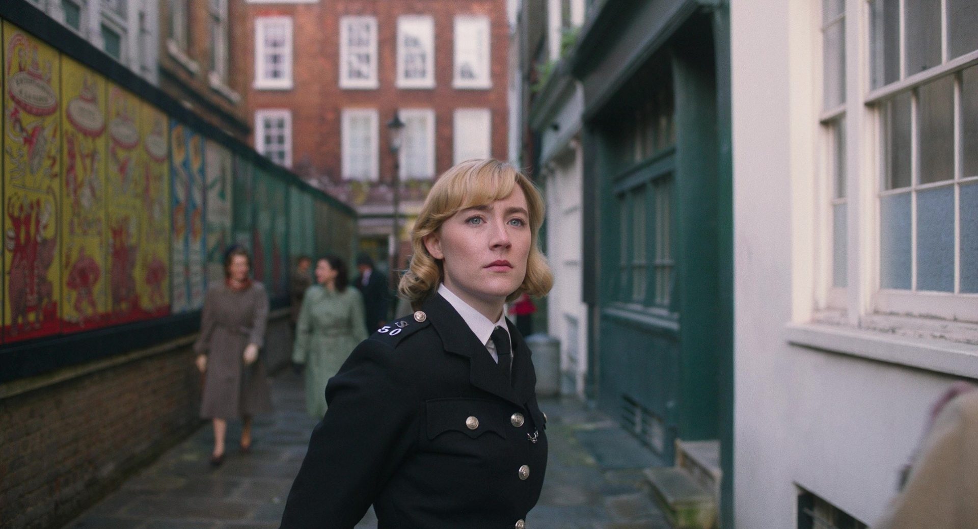 Sam Rockwell et Saoirse Ronan dans Coup de théâtre See how they run 2022