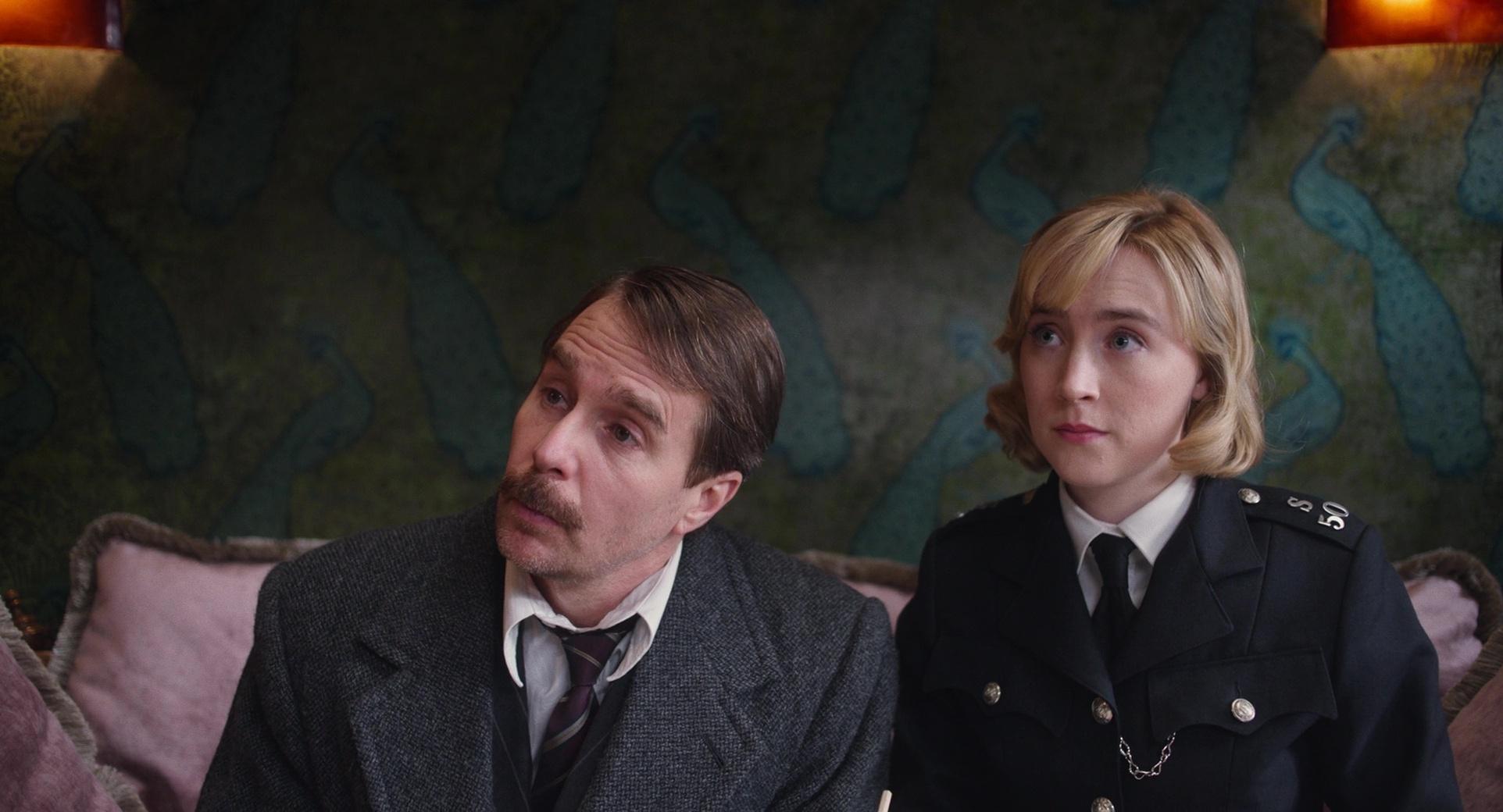 Sam Rockwell et Saoirse Ronan dans Coup de théâtre See how they run 2022