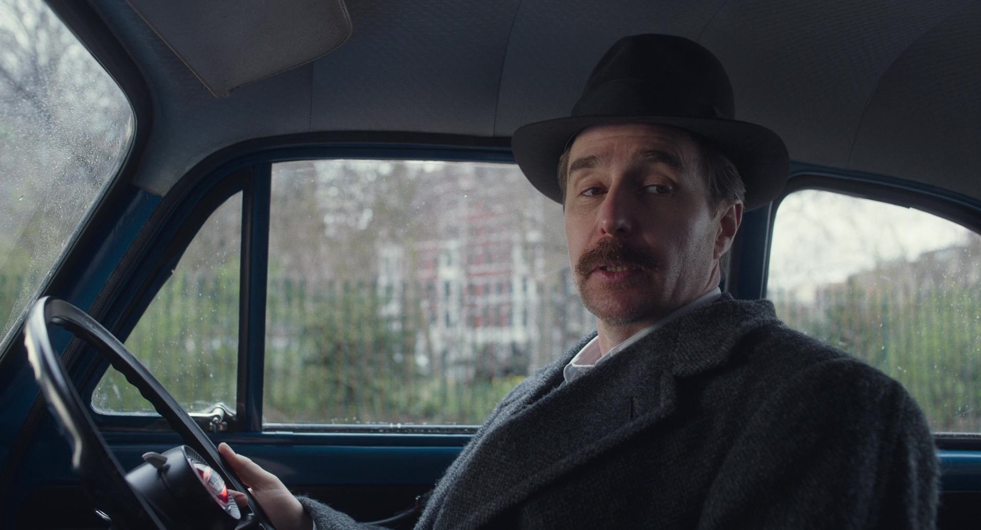 Sam Rockwell et Saoirse Ronan dans Coup de théâtre See how they run 2022