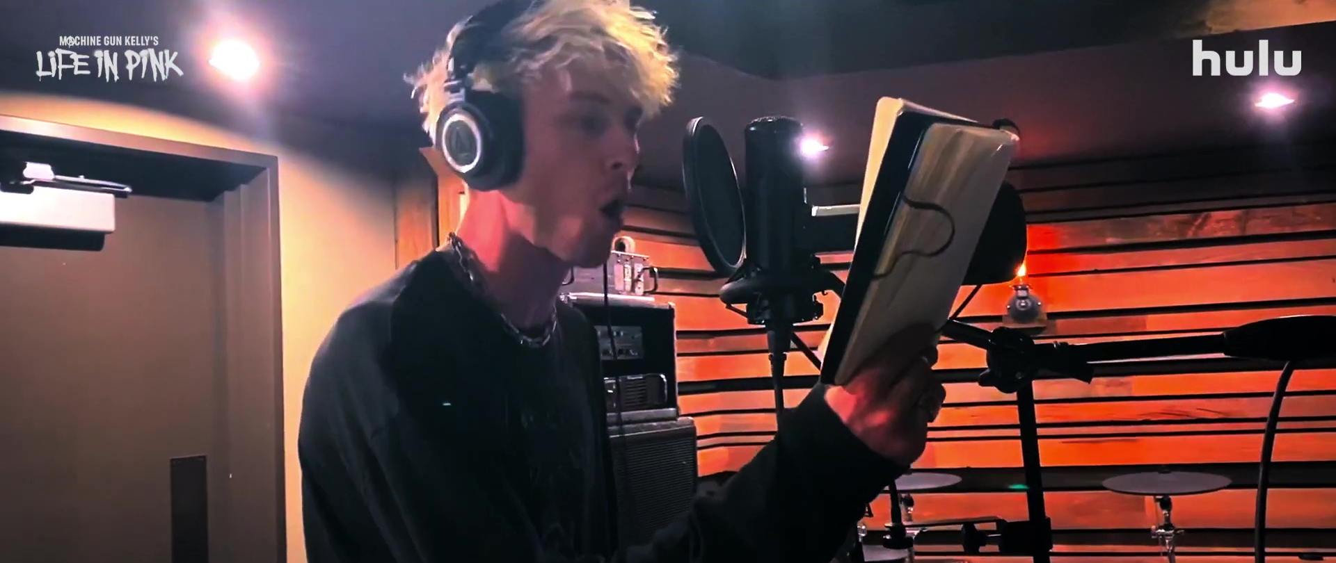La vie en rose de Machine Gun Kelly - Photos et affiches. 3 image machine gun kelly vie rose life pink