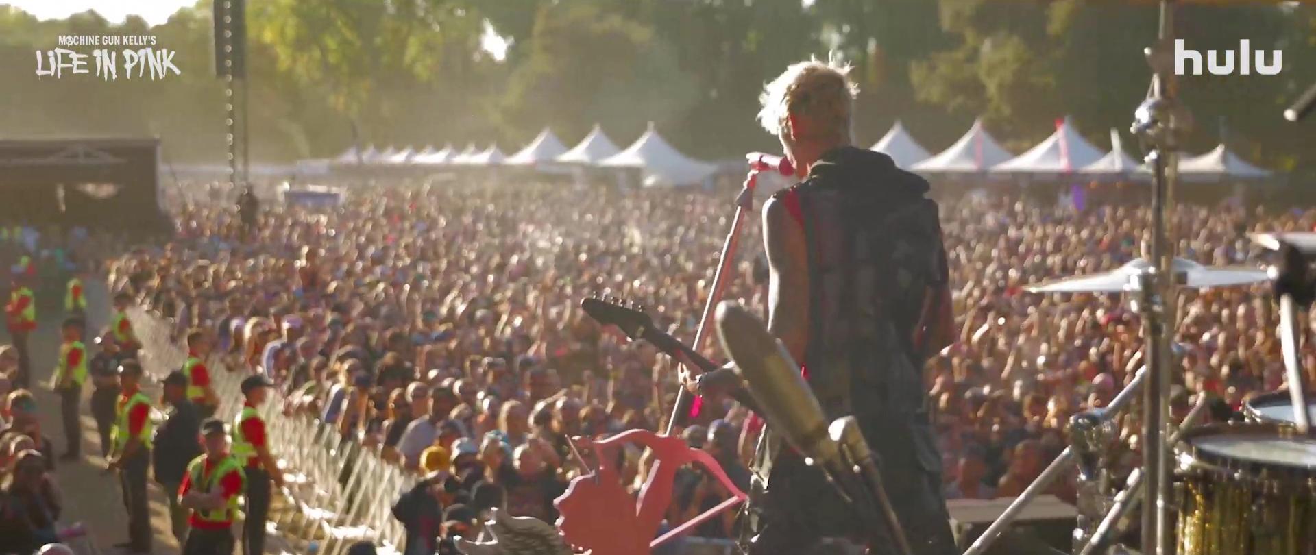 La vie en rose de Machine Gun Kelly - Photos et affiches. 6 image machine gun kelly vie rose life pink
