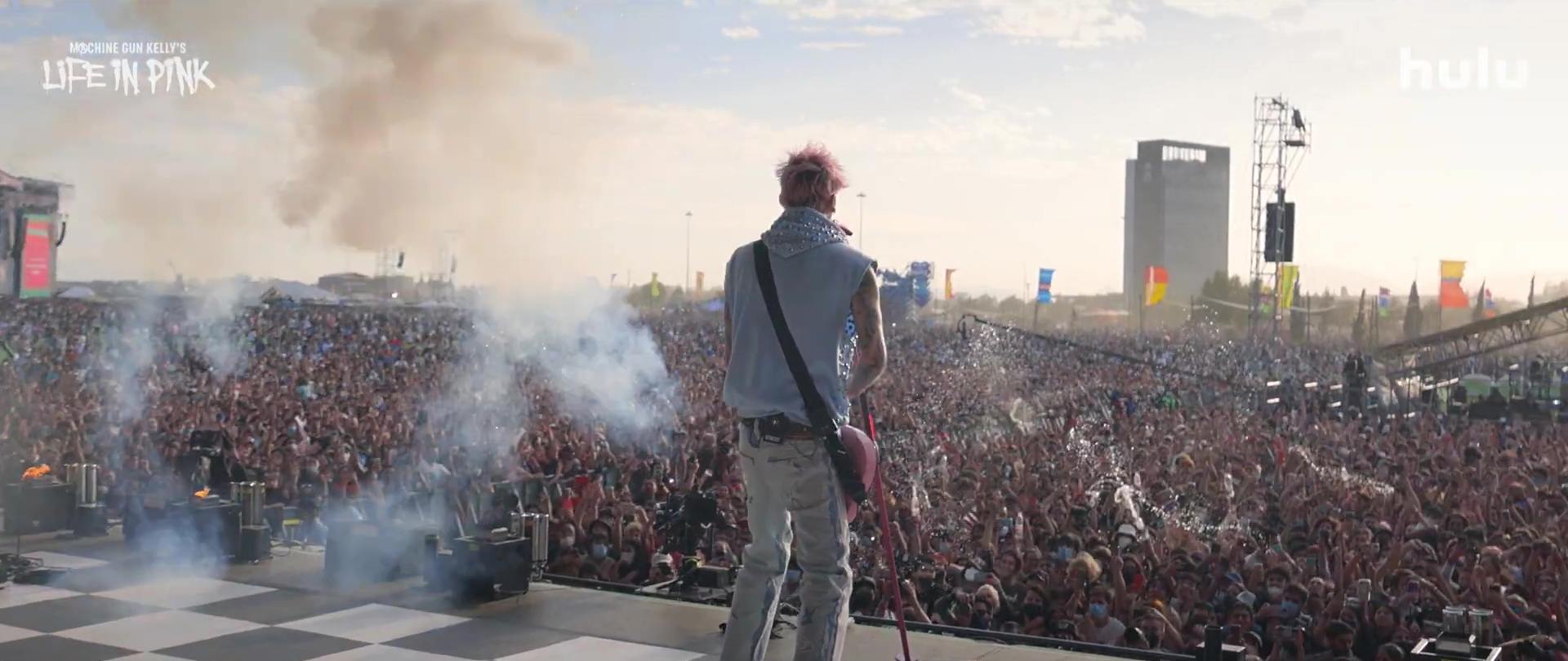 La vie en rose de Machine Gun Kelly - Photos et affiches. 8 image machine gun kelly vie rose life pink
