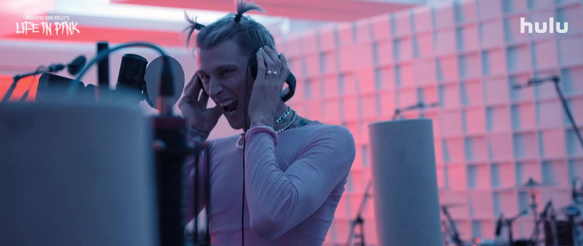 La vie en rose de Machine Gun Kelly - Photos et affiches. 10 image machine gun kelly vie rose life pink