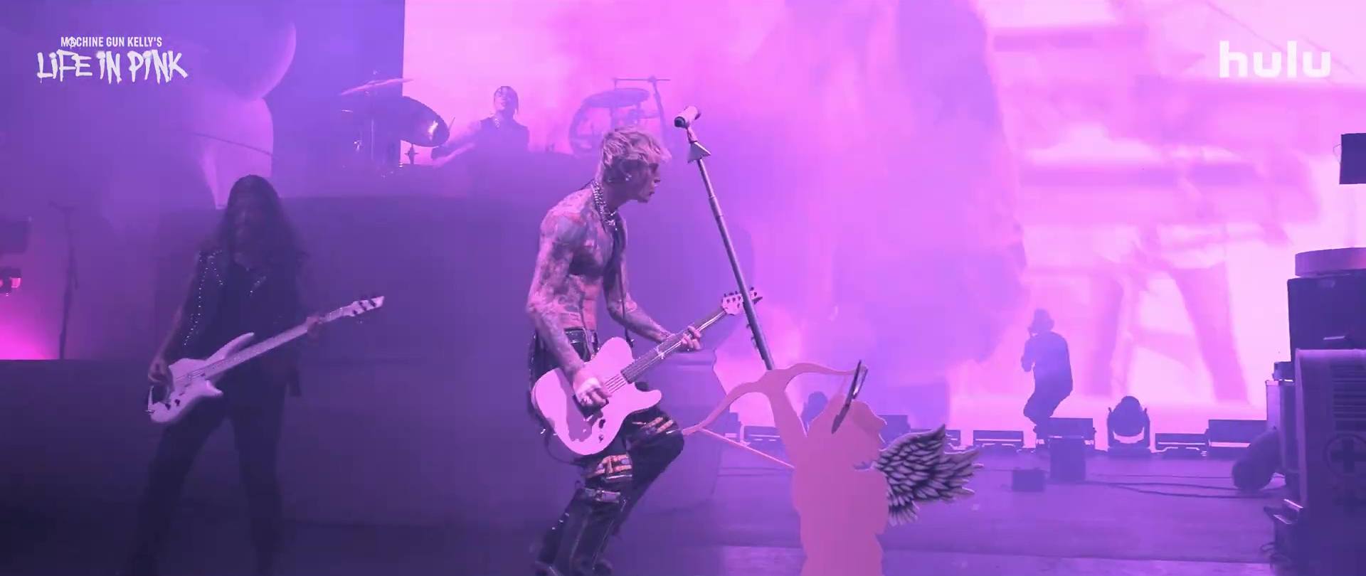 La vie en rose de Machine Gun Kelly - Photos et affiches. 12 image machine gun kelly vie rose life pink