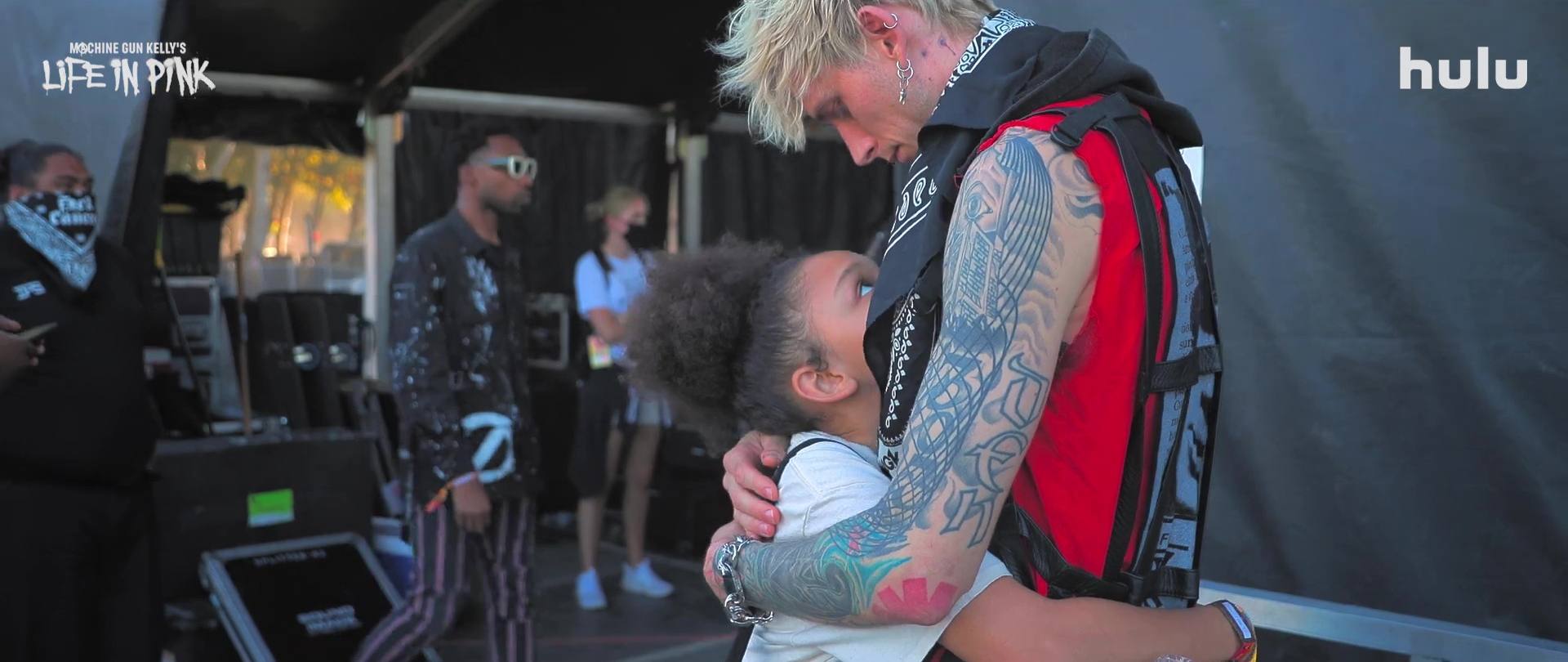 La vie en rose de Machine Gun Kelly - Photos et affiches. 13 image machine gun kelly vie rose life pink