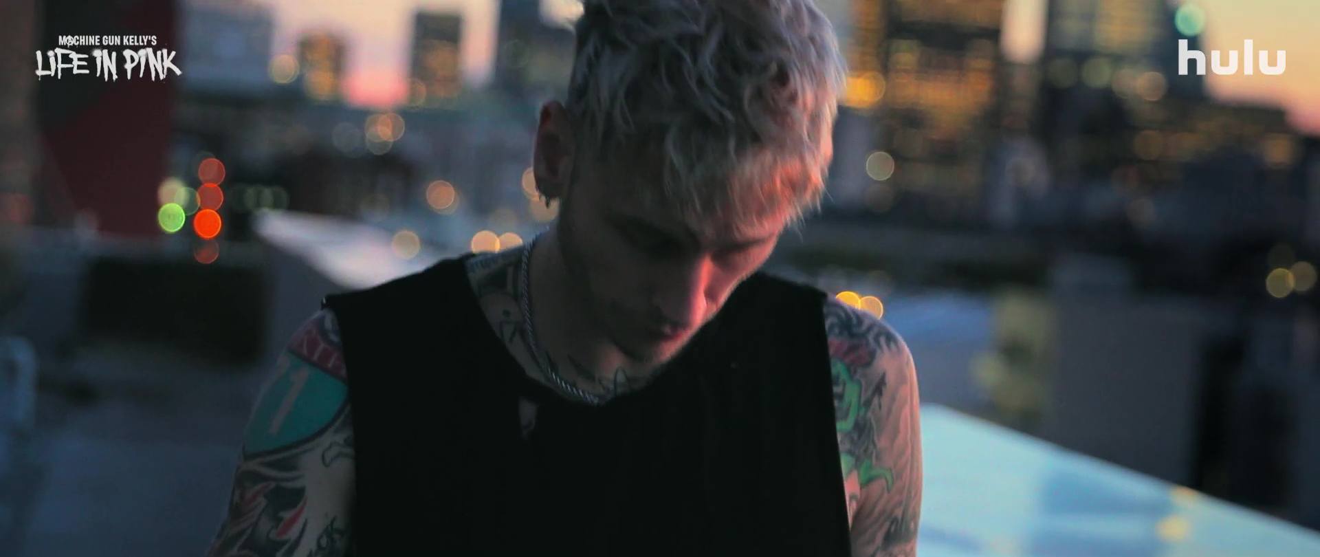 La vie en rose de Machine Gun Kelly - Photos et affiches. 17 image machine gun kelly vie rose life pink