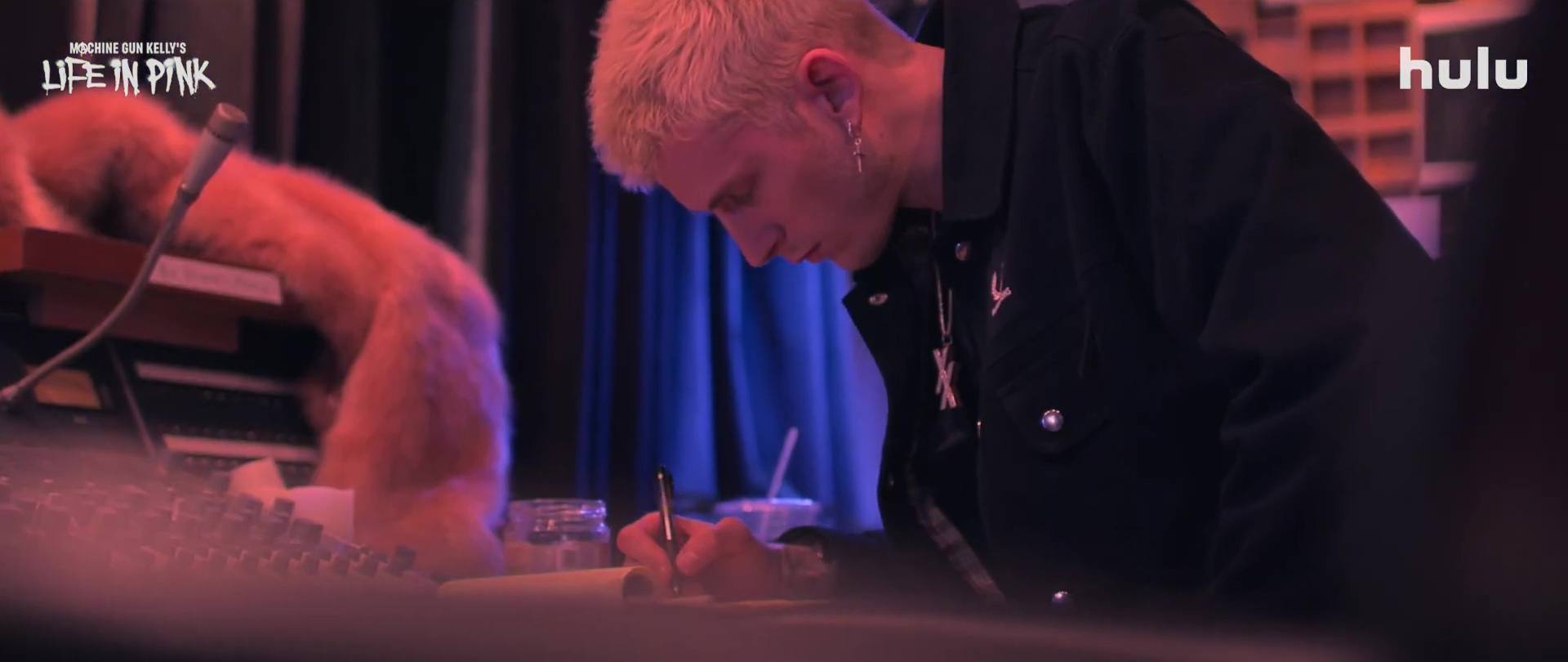 La vie en rose de Machine Gun Kelly - Photos et affiches. 19 image machine gun kelly vie rose life pink