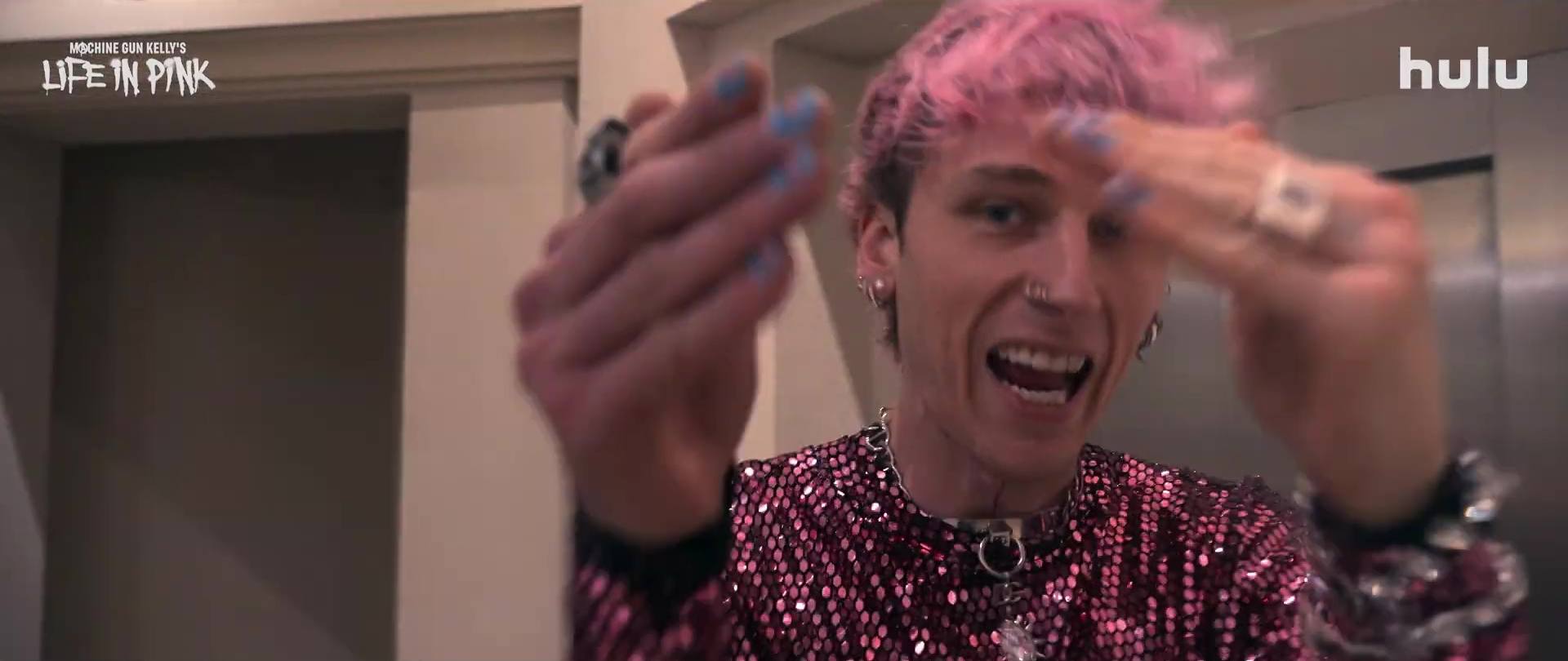 La vie en rose de Machine Gun Kelly - Photos et affiches. 21 image machine gun kelly vie rose life pink
