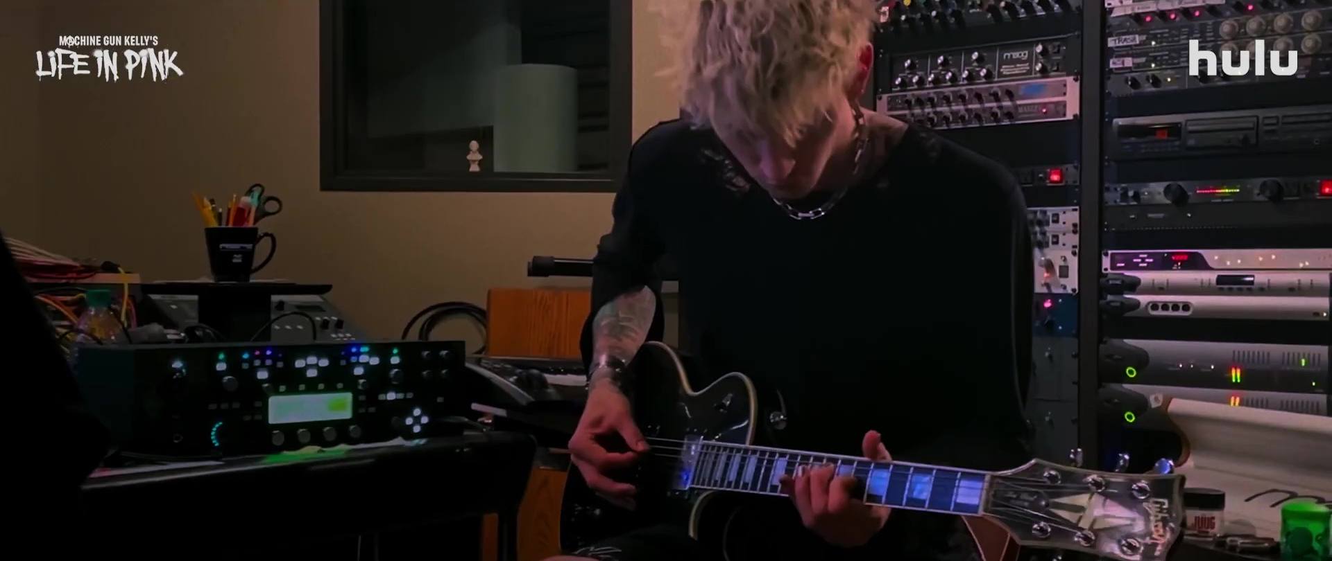 La vie en rose de Machine Gun Kelly - Photos et affiches. 26 image machine gun kelly vie rose life pink
