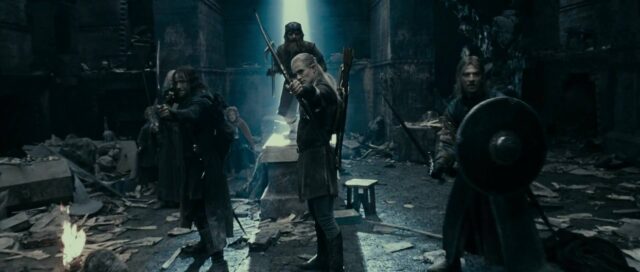 Le seigneur des anneaux : la communauté de l'anneau - Photos et affiches. 72 Elijah Wood Ian McKellen et Viggo Mortensen dans Le seigneur des anneaux : la communauté de l'anneau 2001