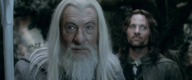 Le seigneur des anneaux : les deux tours - Photos et affiches. 25 Elijah Wood Ian McKellen et Viggo Mortensen dans Le seigneur des anneaux : les deux tours 2002