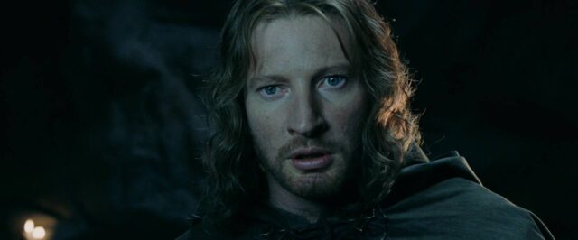 Le seigneur des anneaux : les deux tours - Photos et affiches. 33 Elijah Wood Ian McKellen et Viggo Mortensen dans Le seigneur des anneaux : les deux tours 2002