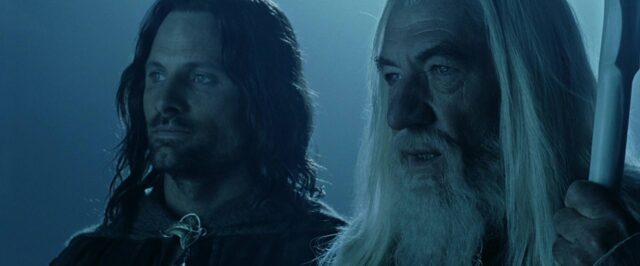 Le seigneur des anneaux : les deux tours - Photos et affiches. 59 Elijah Wood Ian McKellen et Viggo Mortensen dans Le seigneur des anneaux : les deux tours 2002