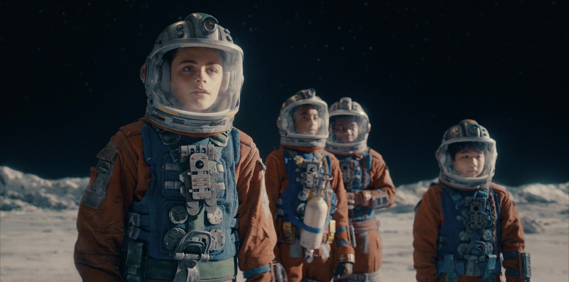 Isaiah Russell-Bailey et Mckenna Grace dans Le cratère 2023