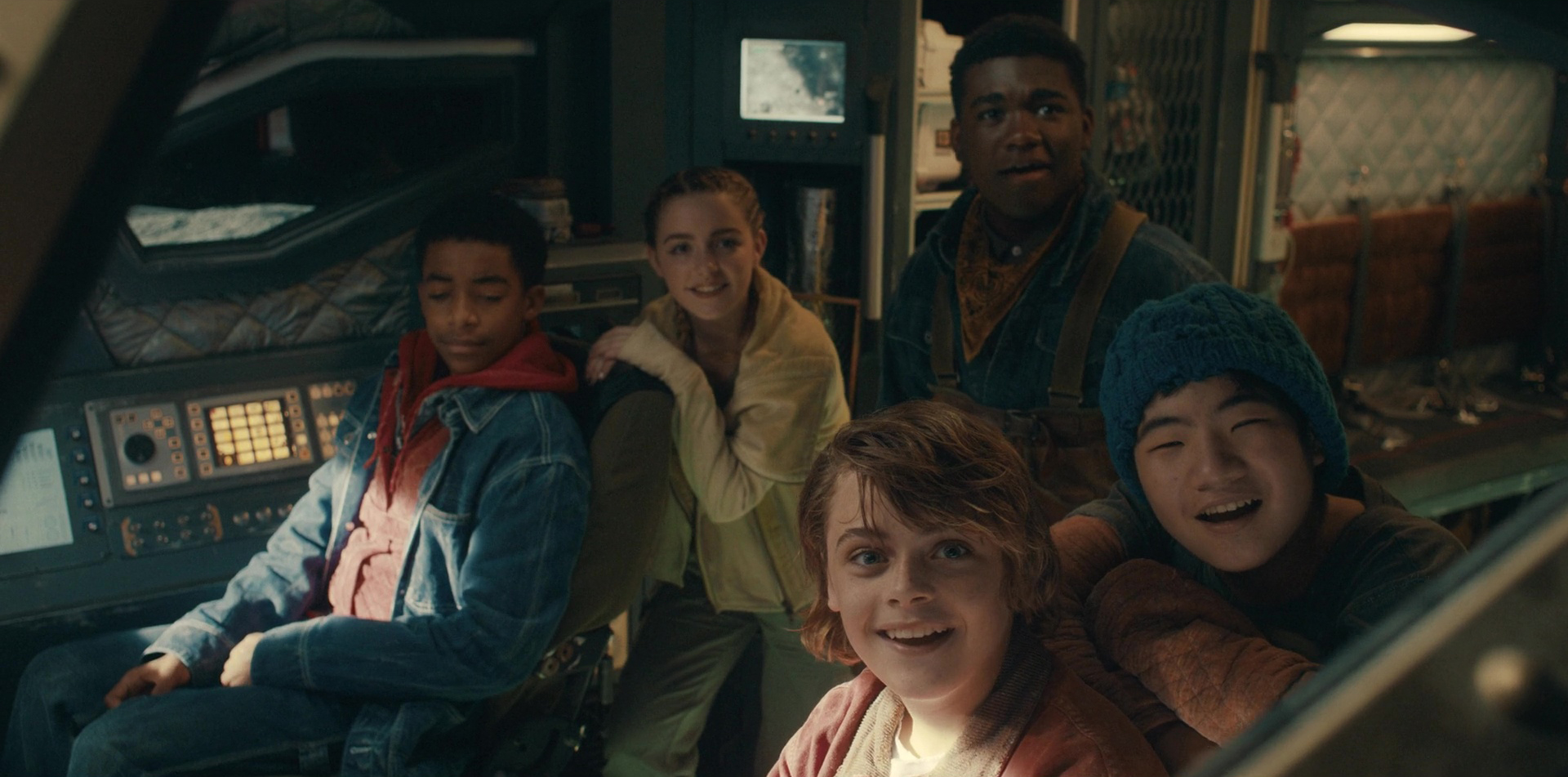 Isaiah Russell-Bailey et Mckenna Grace dans Le cratère 2023