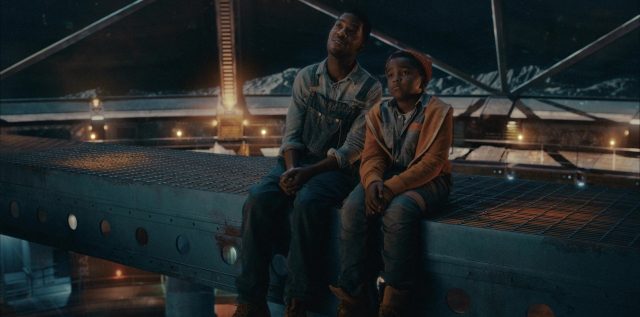 Le cratère. 5 Isaiah Russell-Bailey et Mckenna Grace dans Le cratère 2023