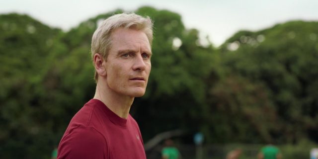 Une équipe de rêve. 2 Michael Fassbender et Oscar Kightley dans Une équipe de rêve Next goal wins 2023