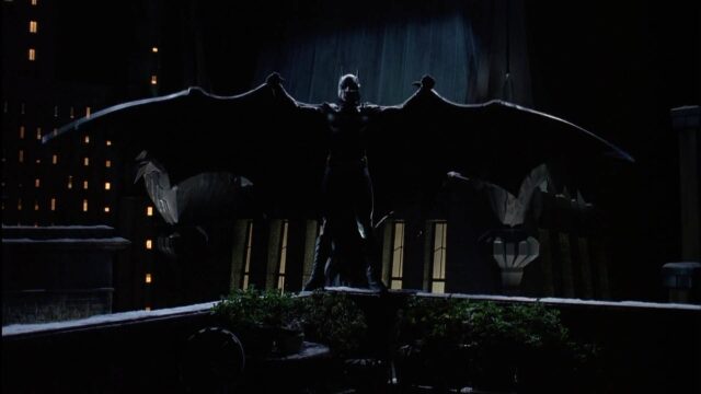 Batman : le défi - Photos et affiches. 34 Michael Keaton Danny DeVito et Michelle Pfeiffer dans Batman : le défi 1992
